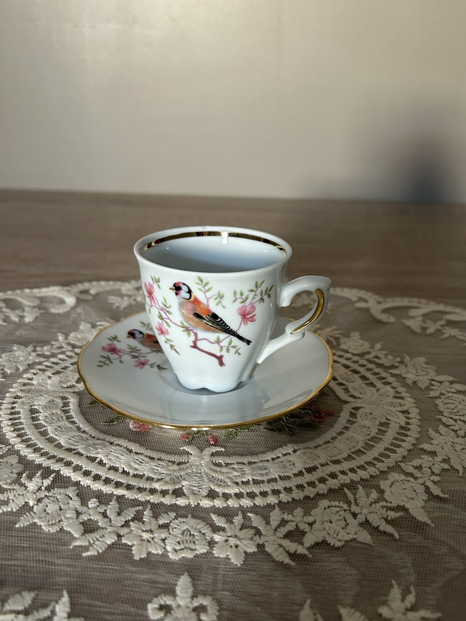 img_9677 lot de tasses et sous tasses à motif d’oiseau en porcelaine