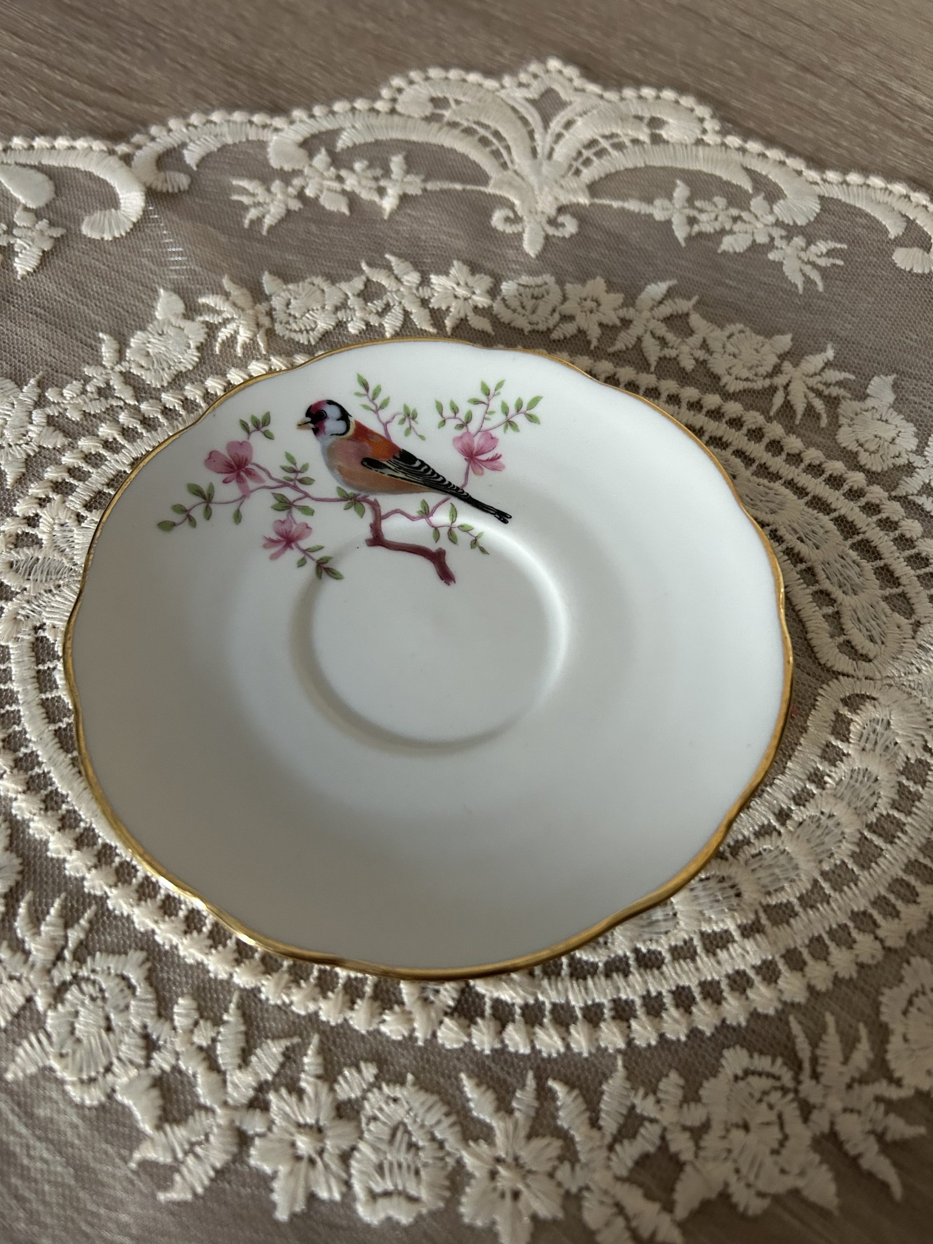img_9683 lot de tasses et sous tasses à motif d’oiseau en porcelaine