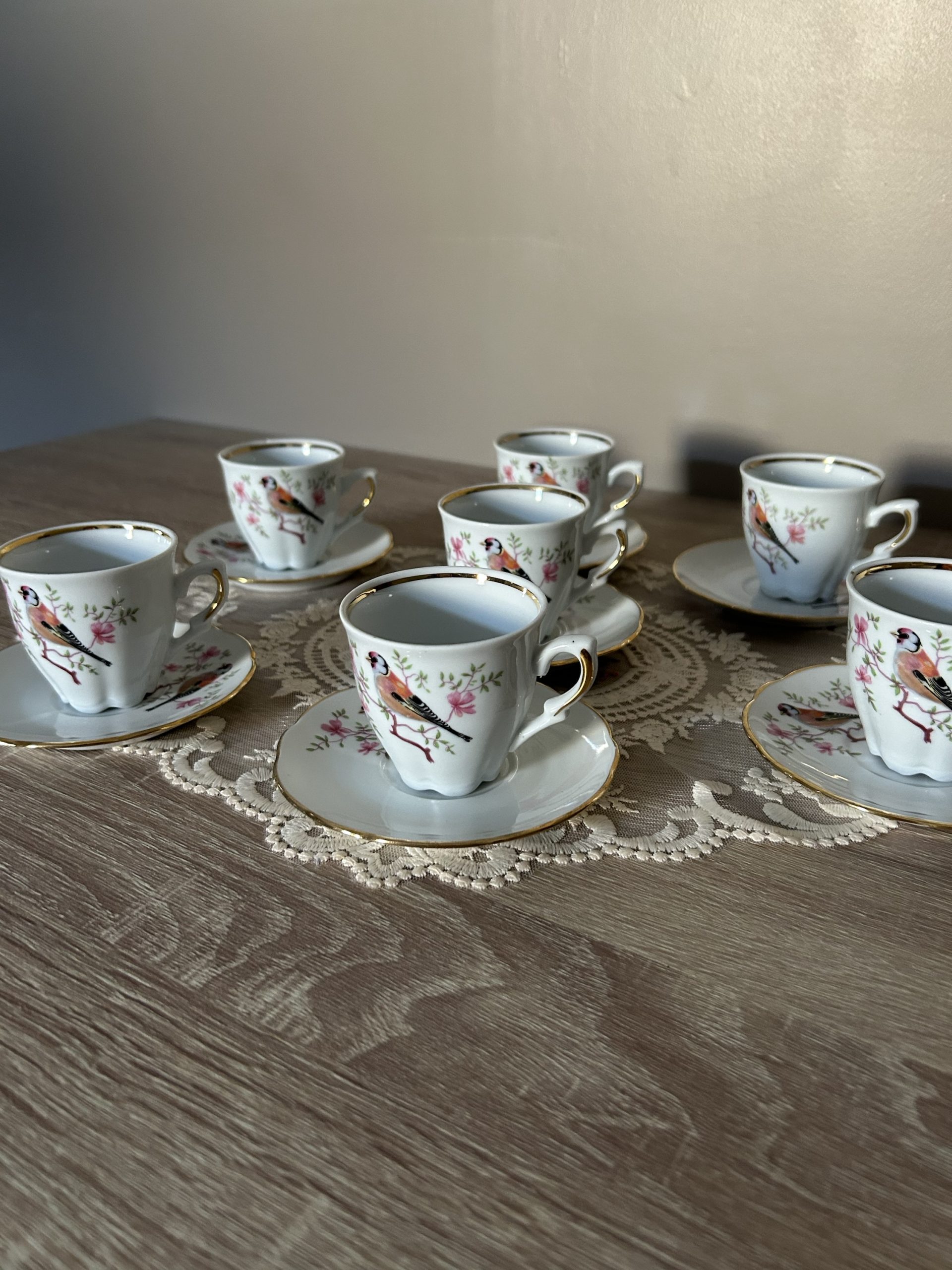 img_9690 lot de tasses et sous tasses à motif d’oiseau en porcelaine