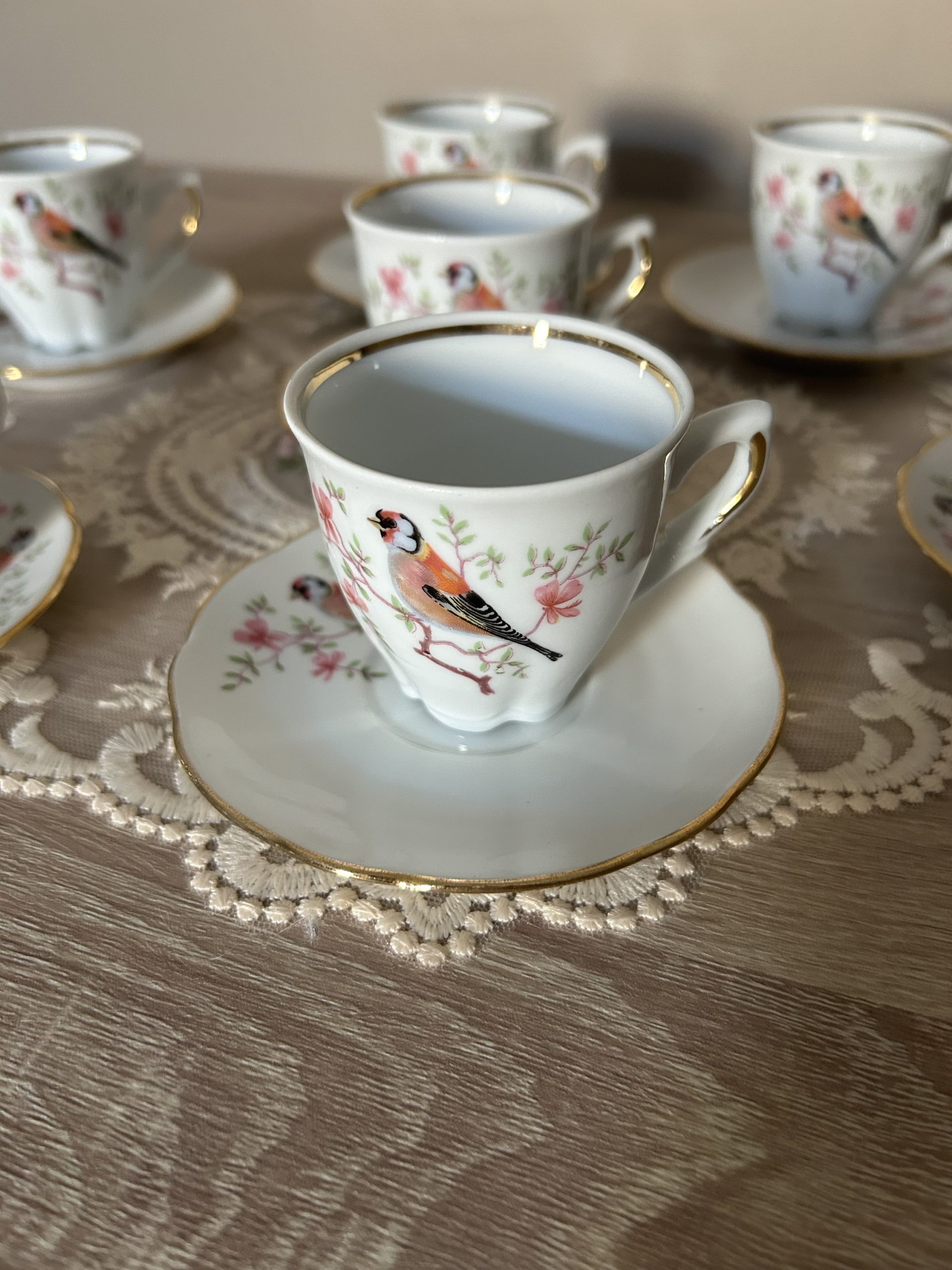 img_9691 lot de tasses et sous tasses à motif d’oiseau en porcelaine