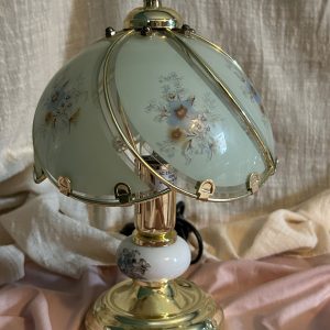 lampe vintage dorée aux motifs fleuris