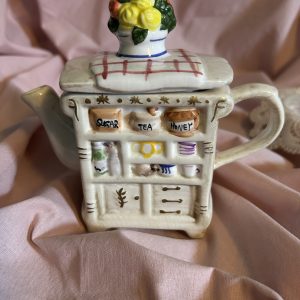petite théière décorative en forme de meuble