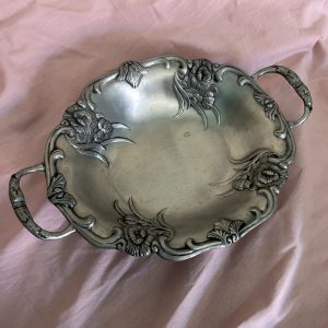 petit plateau en étain