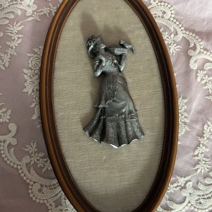 cadre vintage figure en étain sur fond en velours